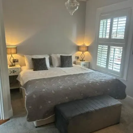 Hollybank House *