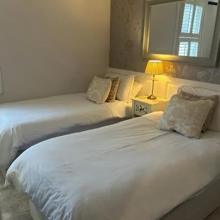 Hollybank House Bed & Breakfast *